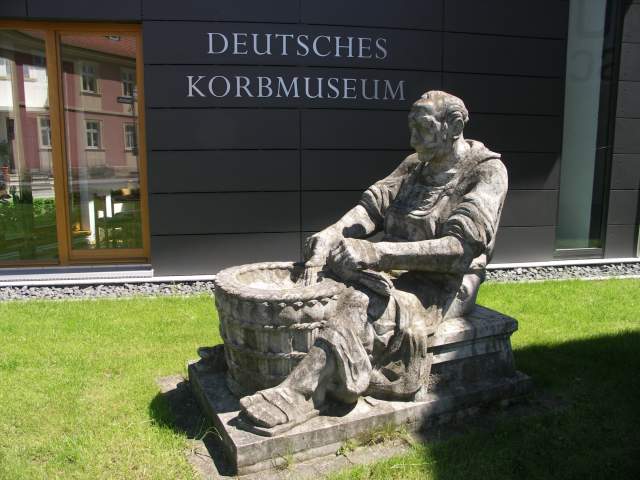 Korbmacher aus Stein beim Deutschen Korbmuseum